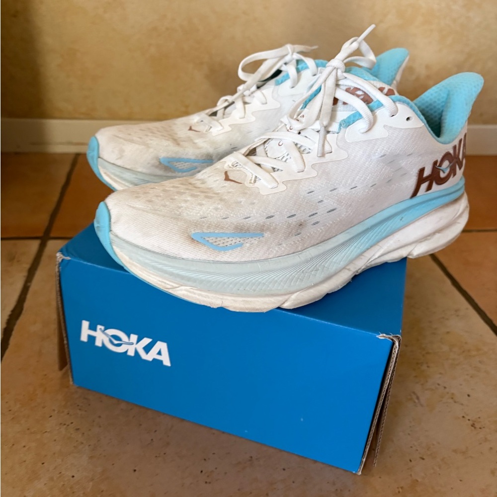 Hoka Clifton 9, women’s SIZE 10